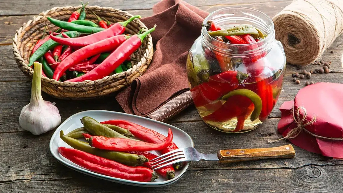 Rețeta de ardei iute la borcan pentru iarnă. Care este secretul pentru această delicatesă picantă?