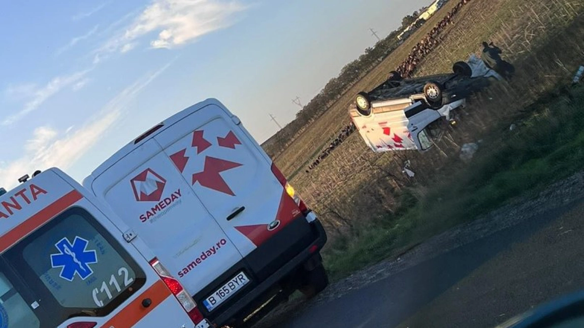 Accident rutier în județul Iași! Mașina unei firme de curierat s-a răsturnat