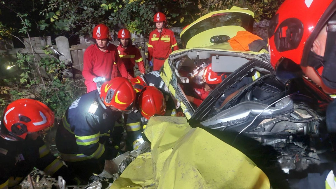 Accident rutier cu victime în județul Neamț! Trei persoane au rămas încarcerate în urma coliziunii dintre un autotren și un autoturism - UPDATE