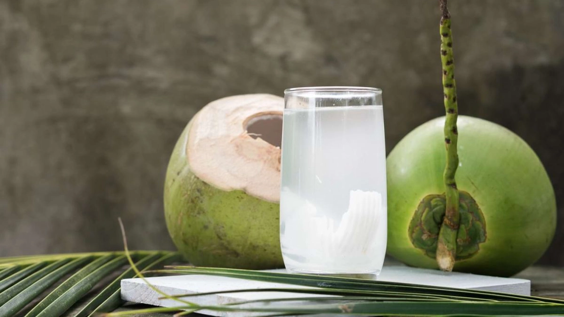 Apa de cocos, aliat împotriva tensiunii arteriale. Ce alte beneficii mai are