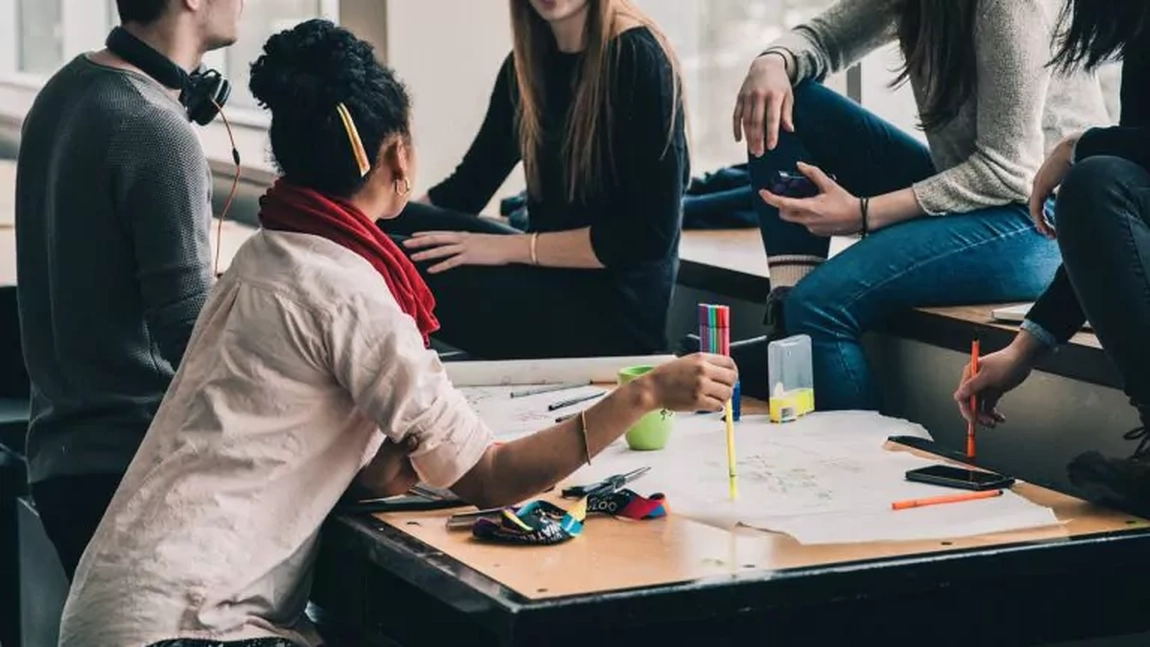 Studenții pot primi 5.000 de lei pe lună! Ce trebuie să facă pentru a beneficia de banii de la stat