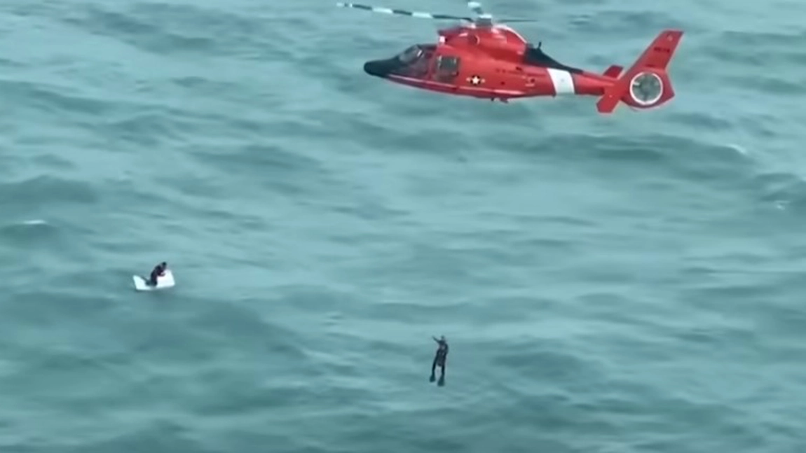 Un echipaj al Gărzii de Coastă din SUA a salvat un bărbat care a rămas agățat de o cutie de gheață în Golful Mexic