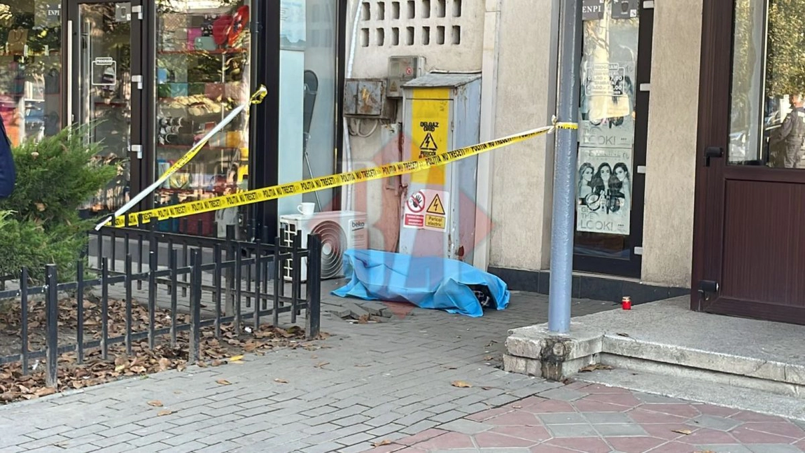 O persoană a murit în Podu Roș, pe trotuar. Poliția a încercuit zona - EXCLUSIV, UPDATE