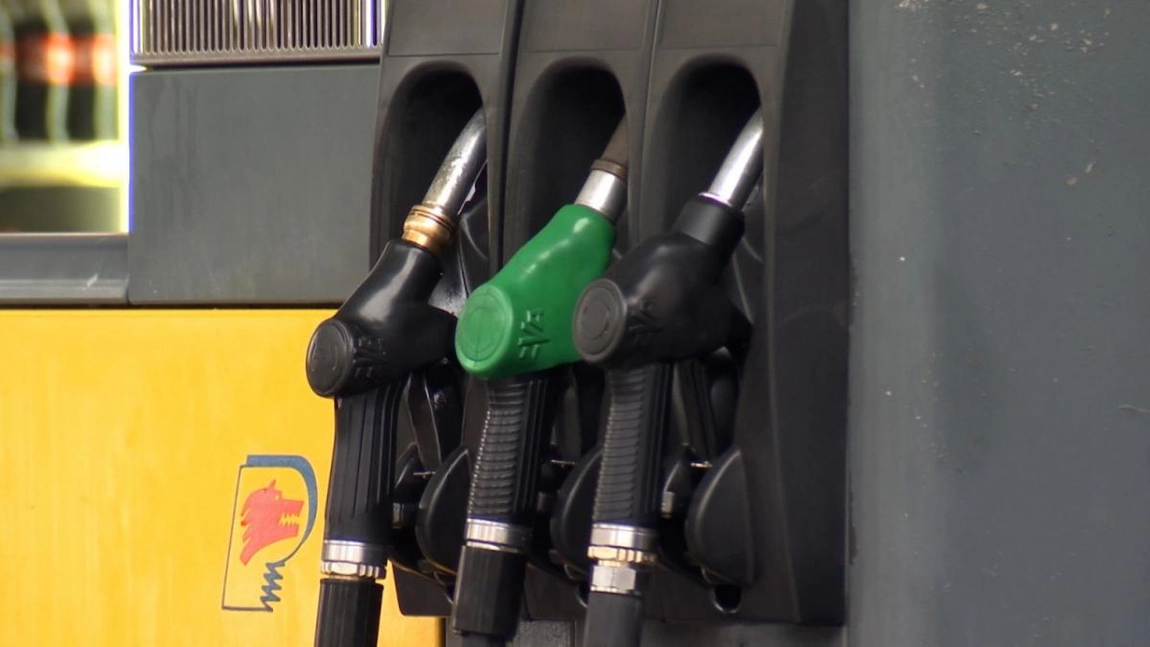Benzina și motorina se scumpesc din 2025! Românii trebuie să bage adânc mânca în buzunar pentru un plin