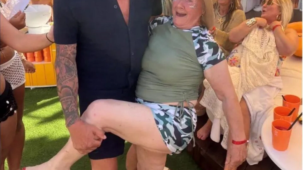 O bunică de 86 de ani se distrează, în bikini, în Ibiza! Ce i-a făcut unui chelner