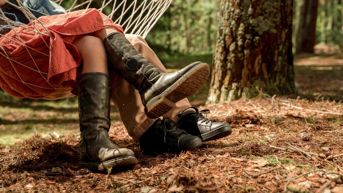 Accesorii care transformă garderoba: piese esenţiale pentru EL și EA