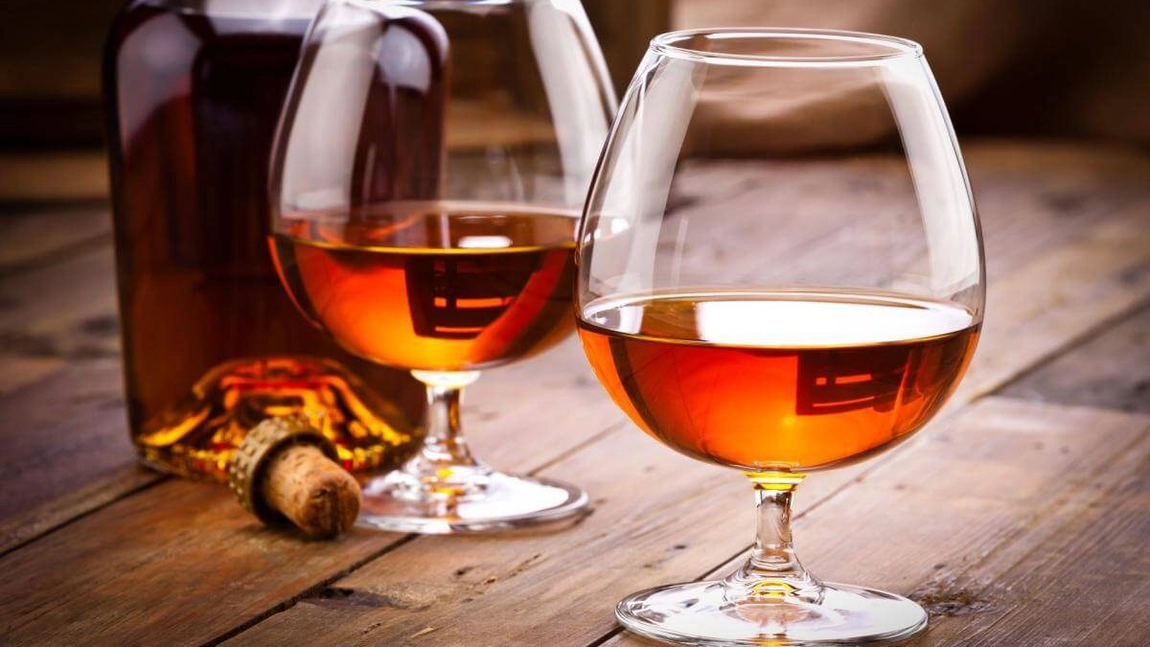 Rețeta pentru coniac de casă din țuică de vin! Cum să-l faci mai bun decât cel din comerț