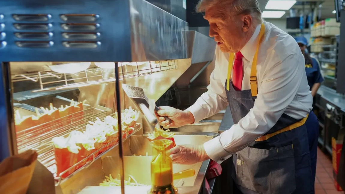 Donald Trump a servit cartofi prăjiți la un McDonald's! Mii de oameni au stat la rând: „Voi lua orice îmi va da”
