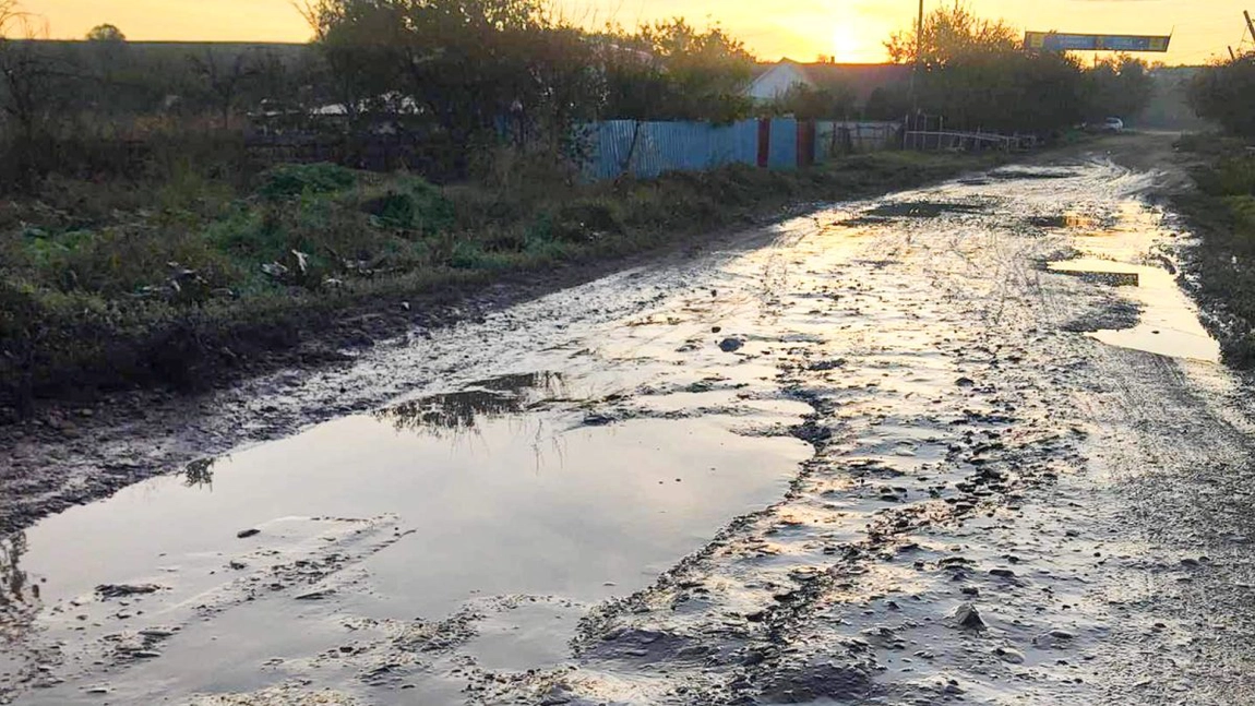 Locuitorii din satul Mânjești, abandonați de autorități! Oamenii merg kilometri, pe jos, pentru a ajunge la serviciu: „Când a auzit unde vreau să ajung, a anulat cursa”