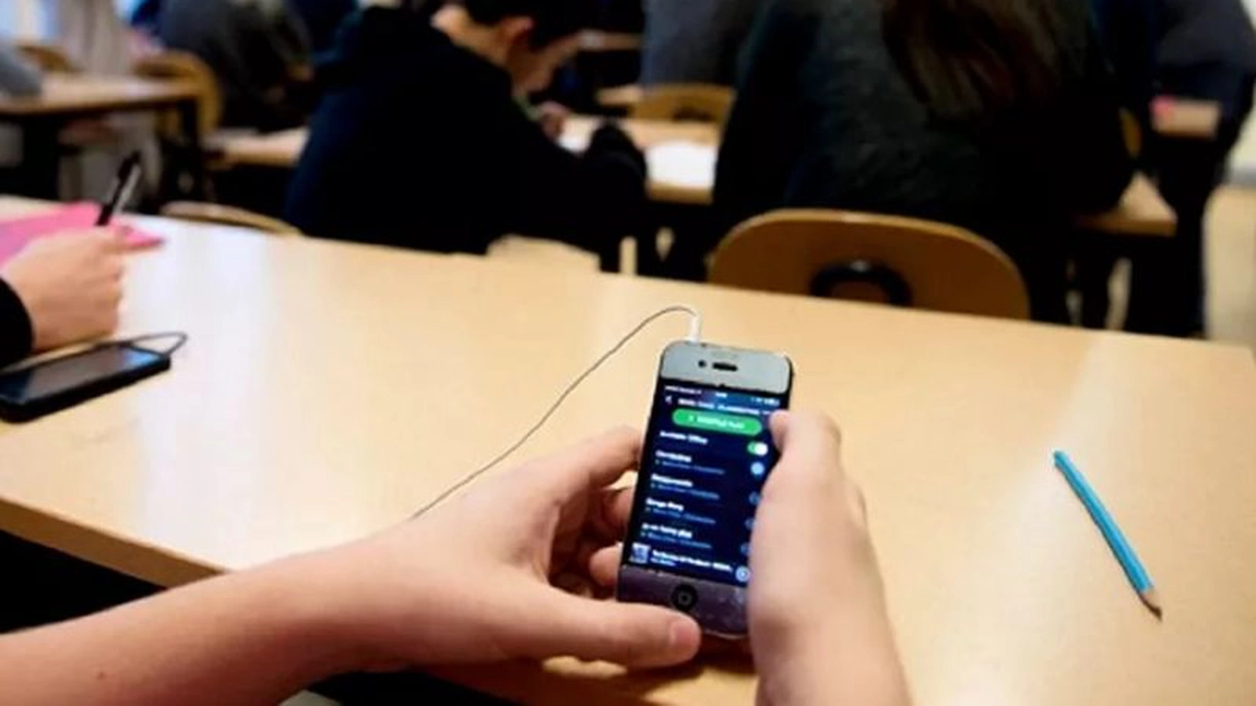 Unii elevi pot folosi telefoanele mobile la școală! Cum explică ministrul Educației situația