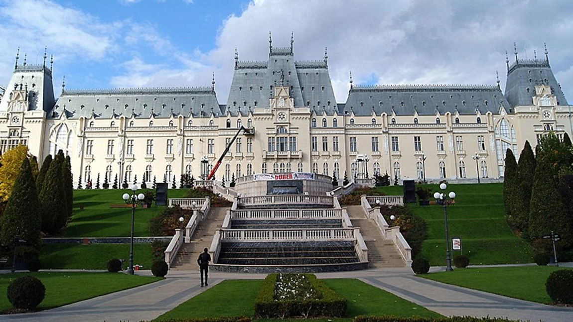 În această seară, fațada Palatului Culturii va fi iluminată în culorile roz și bleu, în semn de solidaritate cu părinții care au suferit pierderea copiilor
