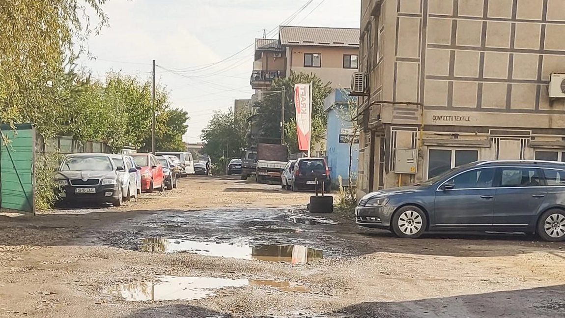 Dezastru pe o stradă din centrul Iașului! Așa arată drumul spre autogara Eurovoyage: „Ne rupem mașinile de tot”
