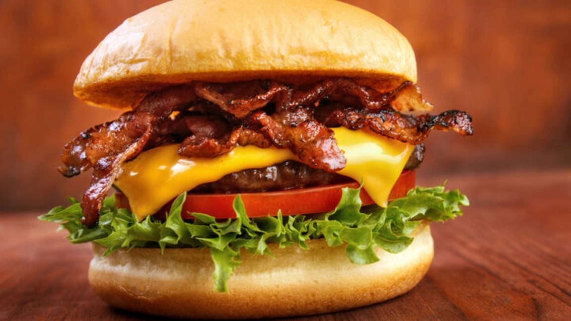 Schimbări radicale în marile lanțuri de fast-food! Focarul de E. coli din restaurantele McDonald's a dat totul peste cap