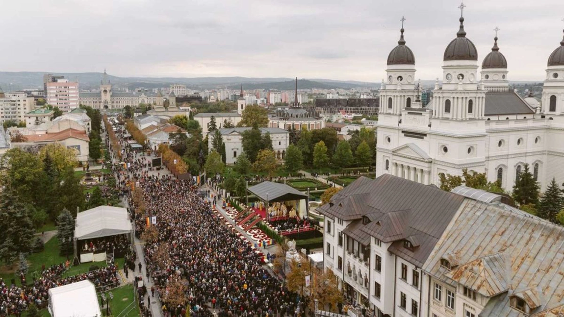 Cu prilejul hramului Sfintei Parascheva, la Iaşi, are loc cea mai mare slujbă în aer liber! Sute de mii de pelerini din toată ţara vor participa la Sfânta Liturghie