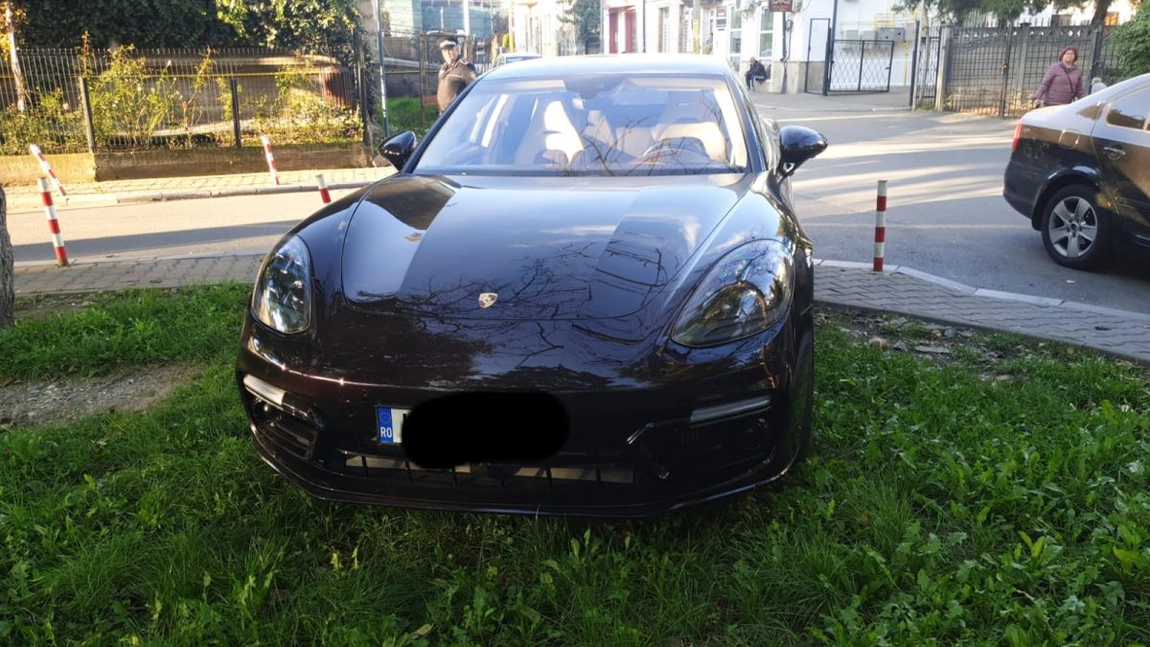 Nesimțire crasă la Iași! Și-a parcat bolidul Porsche de 120.000 de euro lângă poarta primăriei, pe spațiul verde