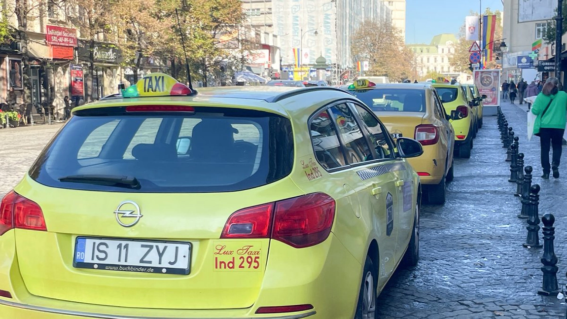 Ieșenii se dau jos din taxiuri de la jumătatea cursei, după ce rămân blocați în trafic. Clienții se sperie când văd cât crește prețul pe taximetru: „Am pățit de multe ori asta”