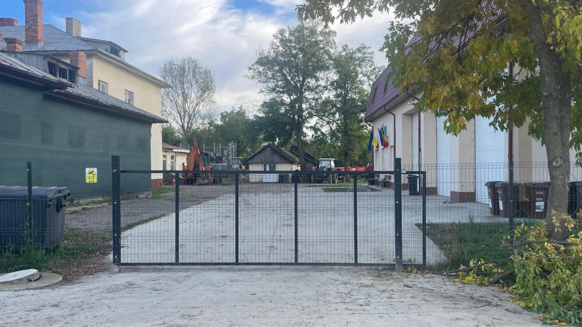 Primarul din Prisăcani s-a trezit cu o stână în fața primăriei! „Stau la geam și mă uit la ele”