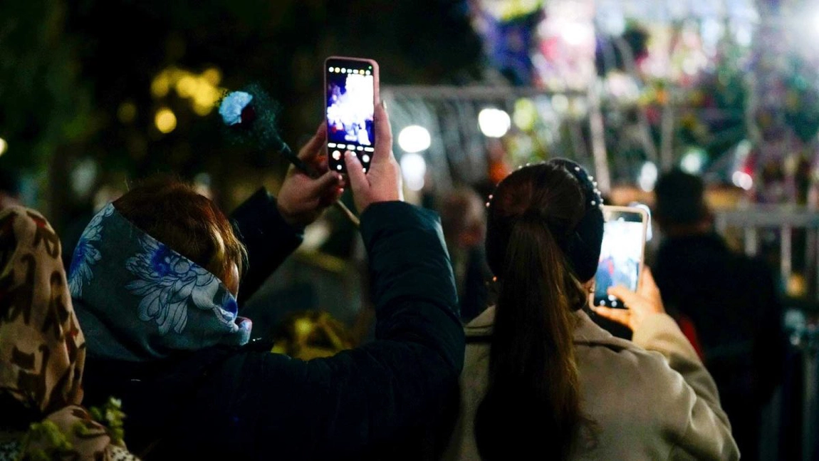 Orice pentru o poză la racla Sfintei Parascheva! Pelerinii fac zeci de fotografii pentru rețelele de socializare: „Postăm pe Facebook, să avem amintire”