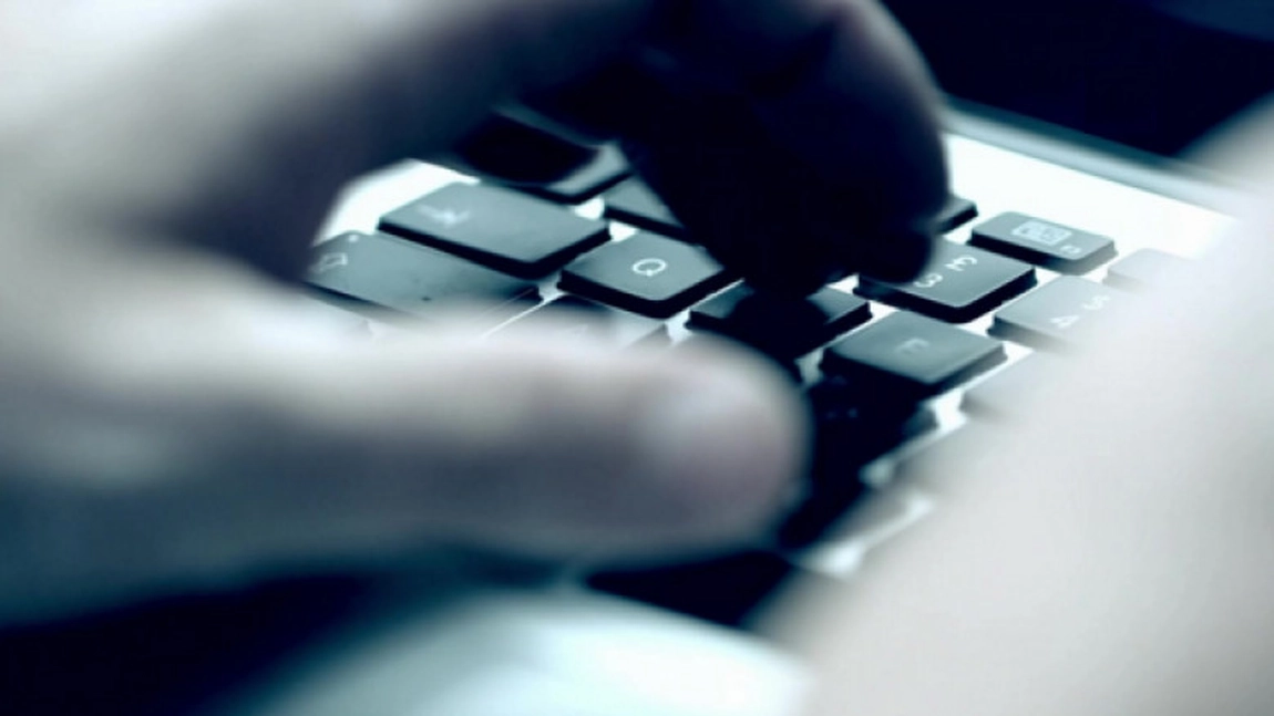Inteligența artificială a devenit motivul unui conținut groaznic! Folosită pe dark web, aceasta exploatează inadecvat imaginile tinerilor