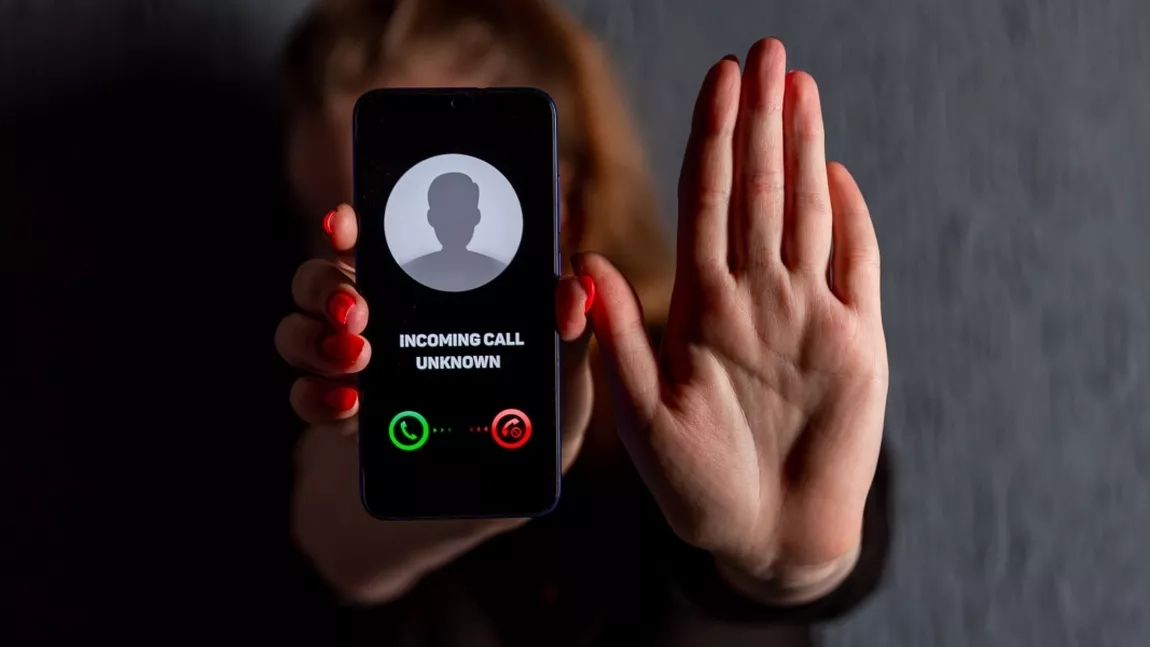 Crezi că ai telefonul spionat? Iată cum afli acest lucru