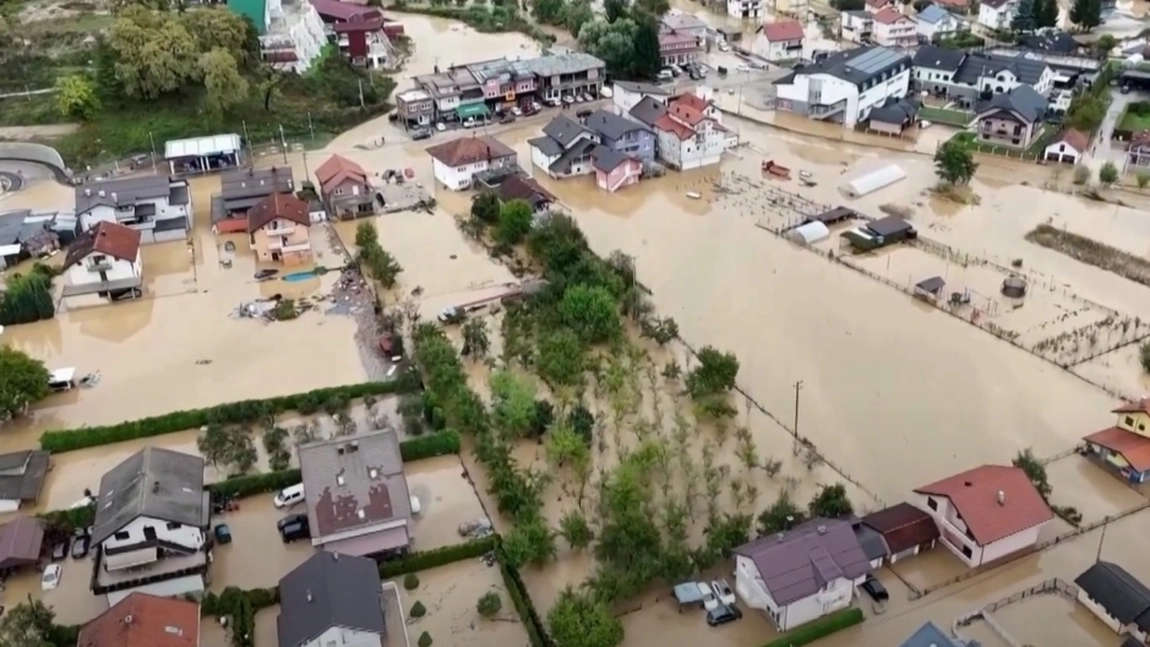 Inundațiile și alunecările de teren din Bosnia și Herțegovina au ucis cel puțin 15 persoane. Autoritățile române transmit un avertisment