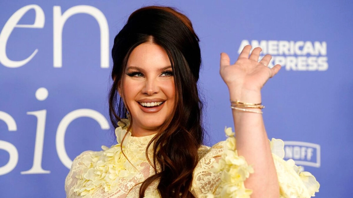 Lana del Rey și-a afișat cu mândrie verigheta în timpul unei întâlniri cu proaspătul ei soț