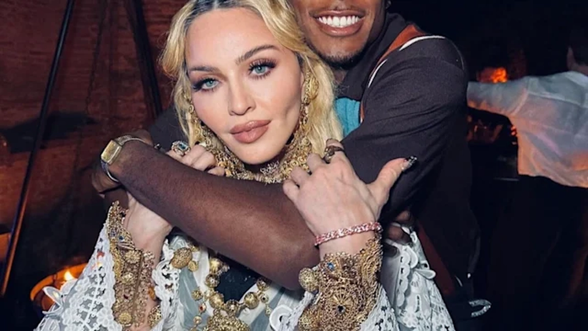 Madonna își etalează noul iubit de 28 de ani! Au fost fotografiați împreună la concertul lui Billie Eilish