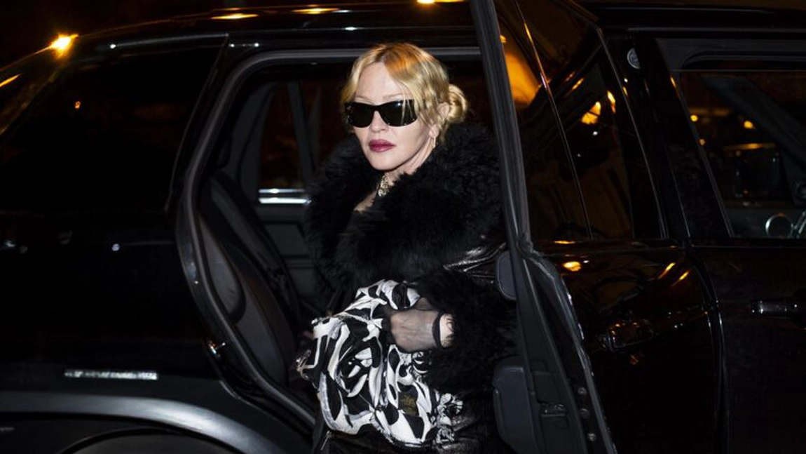 Madonna a întors toate privirile în Paris. Renumita vedetă a purtat o ținută sexy de culoare neagră