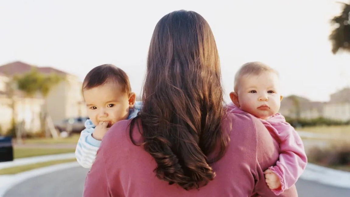 O mama și-a dat în adopție gemenii de doar 6 săptămâni! „Îmi era dor de vechea mea viață”