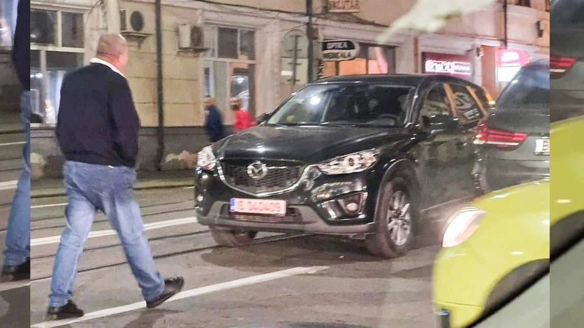 Un șofer de 19 ani, din Iași, a fost aproape să fie linșat de vatmani după ce a blocat tramvaiele, timp de o oră, în Piața Unirii: „A venit în pijamale și râdea”