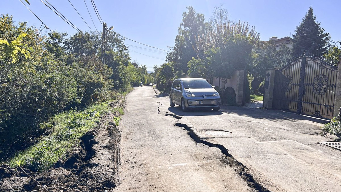 Strada din spatele casei lui Mihai Chirica s-a surpat. Localnicii privesc cum totul se dărâmă, iar primarul nu a făcut nimic