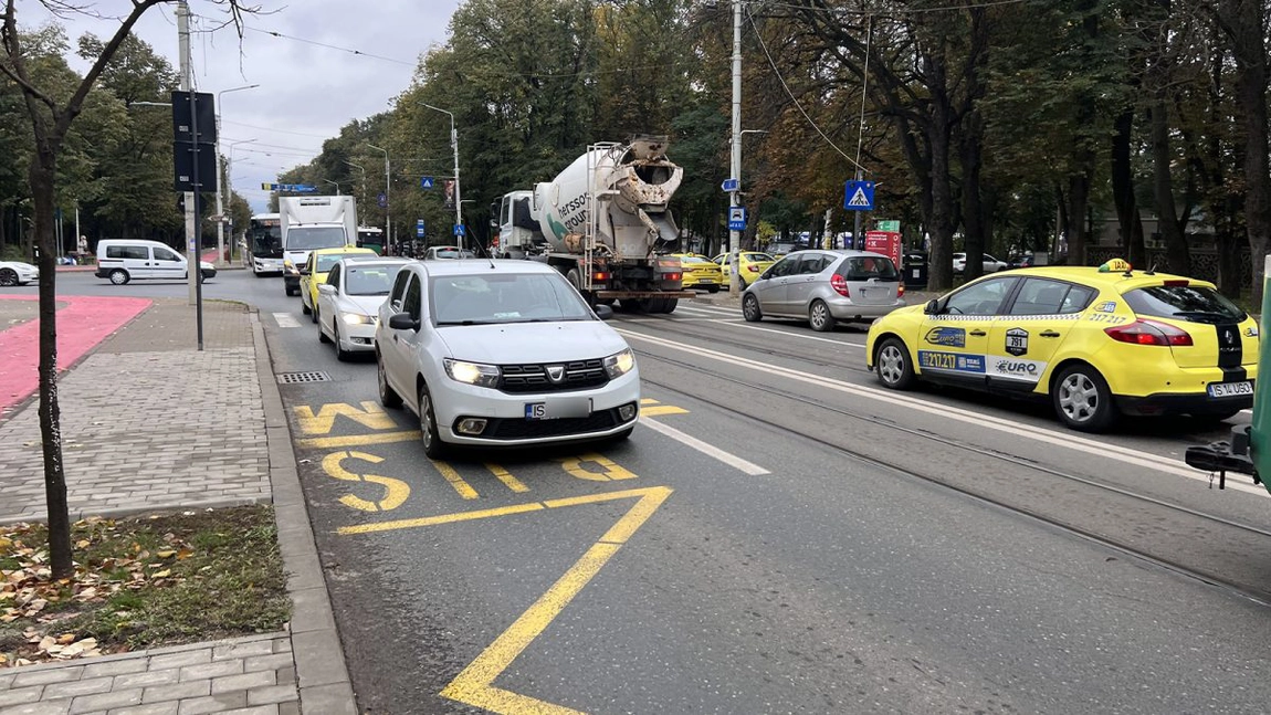 Haos într-o intersecție din Copou, după ce stațiile pentru mijloacele de transport în comun au fost mutate: „Au complicat lucrurile”