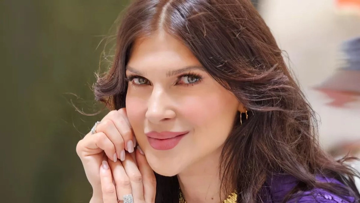 Imagini de colecție cu Monica Bîrlădeanu, la debutul în televiziune. Frumoasa brunetă cucerea prin aparițiile ei