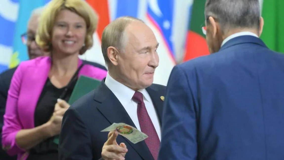 Cum ar putea arăta noua bancnotă a BRICS? Vladimir Putin a fost surprins cu ea în mână - FOTO