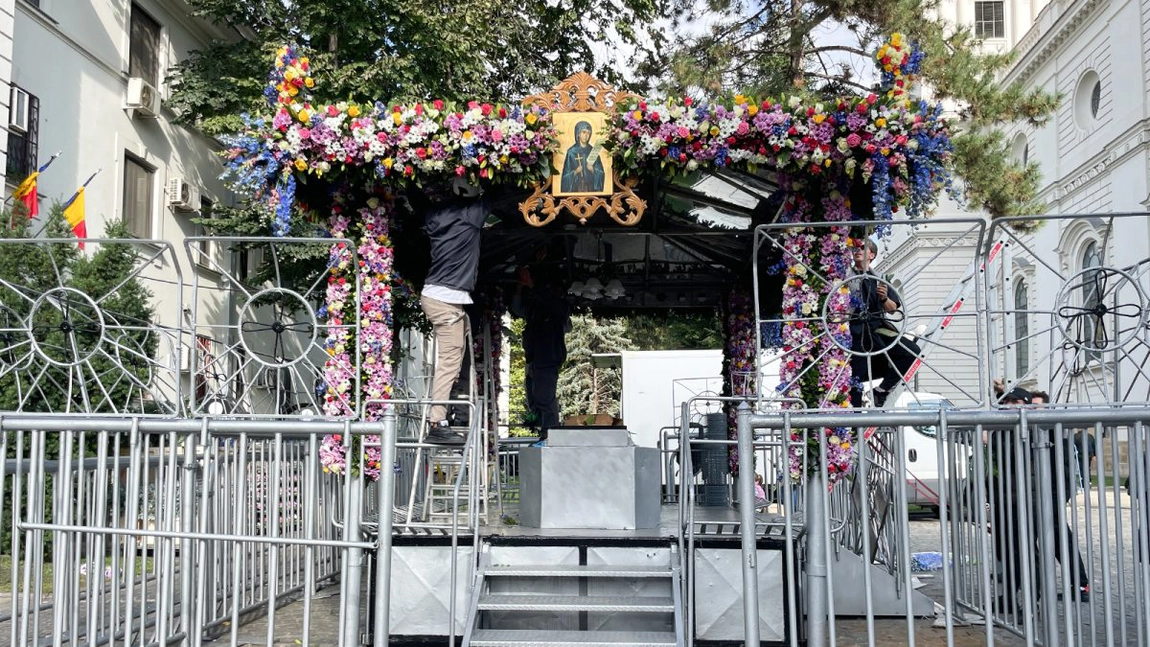 Familia Buștei a pus, de 21 de ani, „monopol” pe baldachinul Sfintei Parascheva! Ce s-ar întâmpla dacă altcineva ar vrea să doneze florile pentru hram: „Ar fi un păcat să stricăm tradiția”