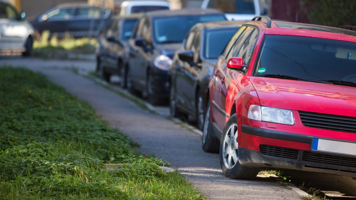 Lege pentru românii care pun afișe cu parcarea interzisă în zona proprietății personale! Puțini știu asta
