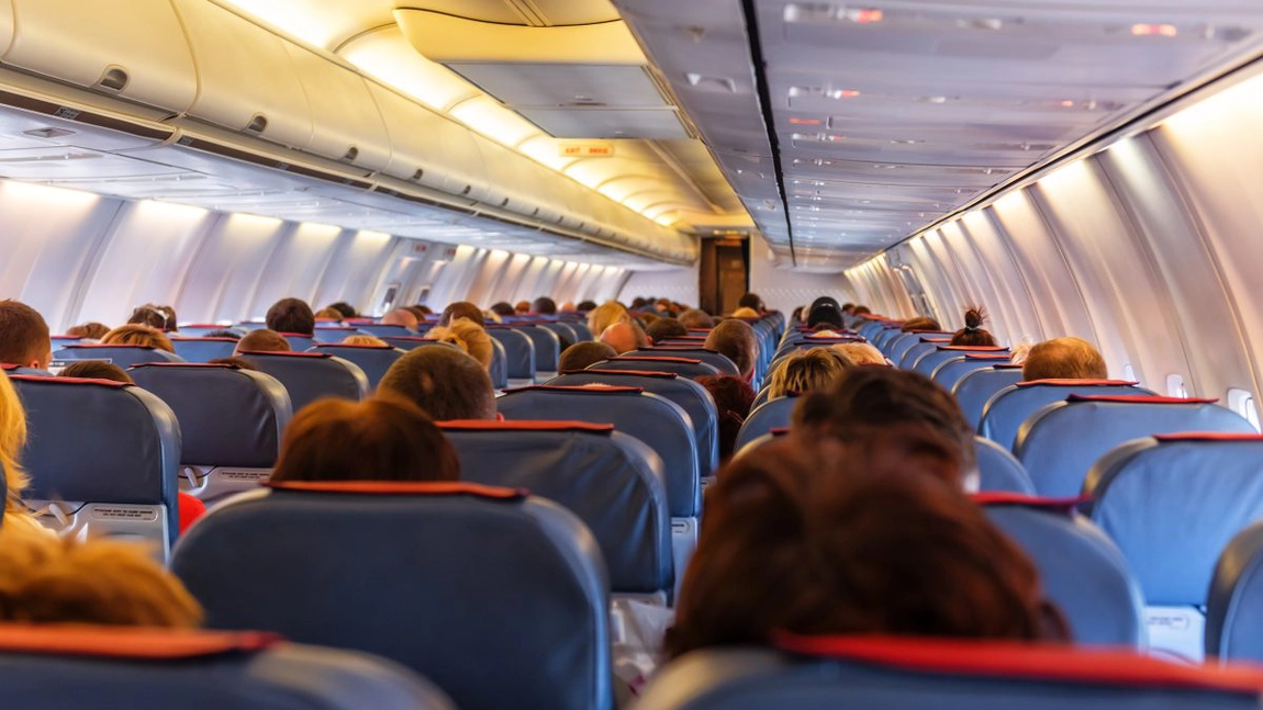Incident la bordul unui avion! Mai mulți pasageri au intervenit pentru a salva o femeie: 
