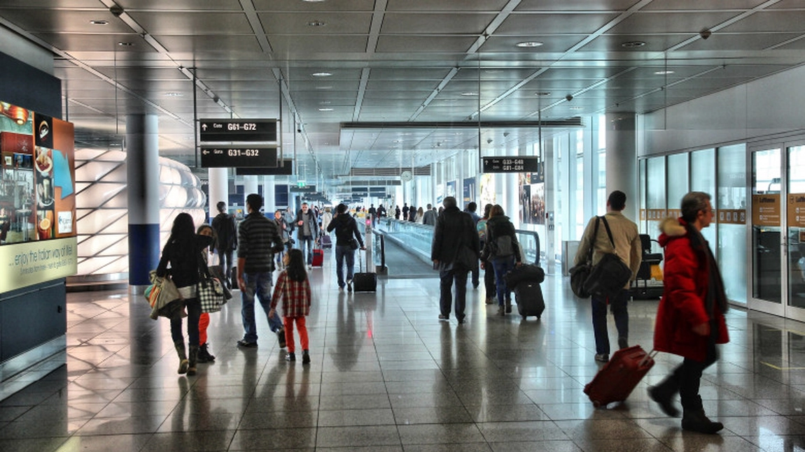 Doi pensionari români, prinși pe aeroport cu bijuterii de lux în valoare de 650.000 de euro