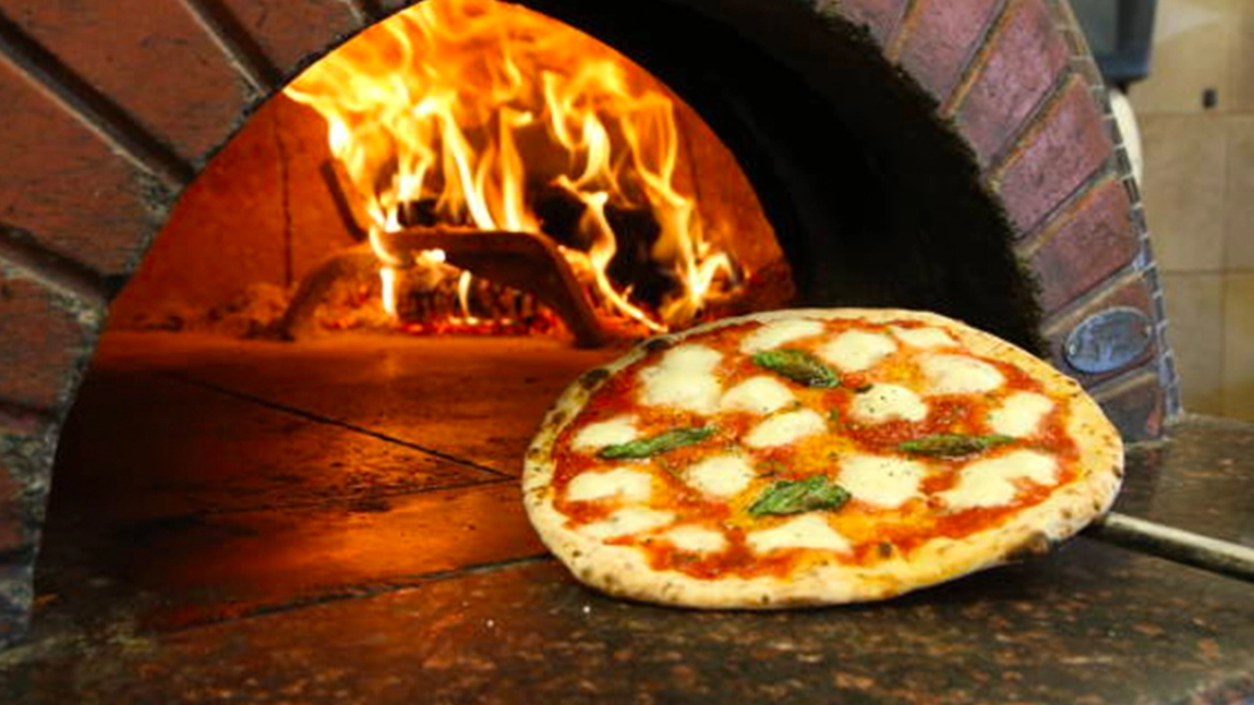 Cum să faci o pizza perfectă la cuptor? La câte grade se face aceasta?
