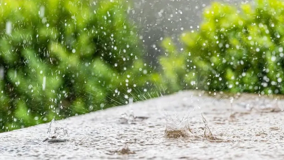 Alertă meteo dublă: Județele vizate de furtuni, vânt puternic și răcire drastică a vremii în următoarele zile