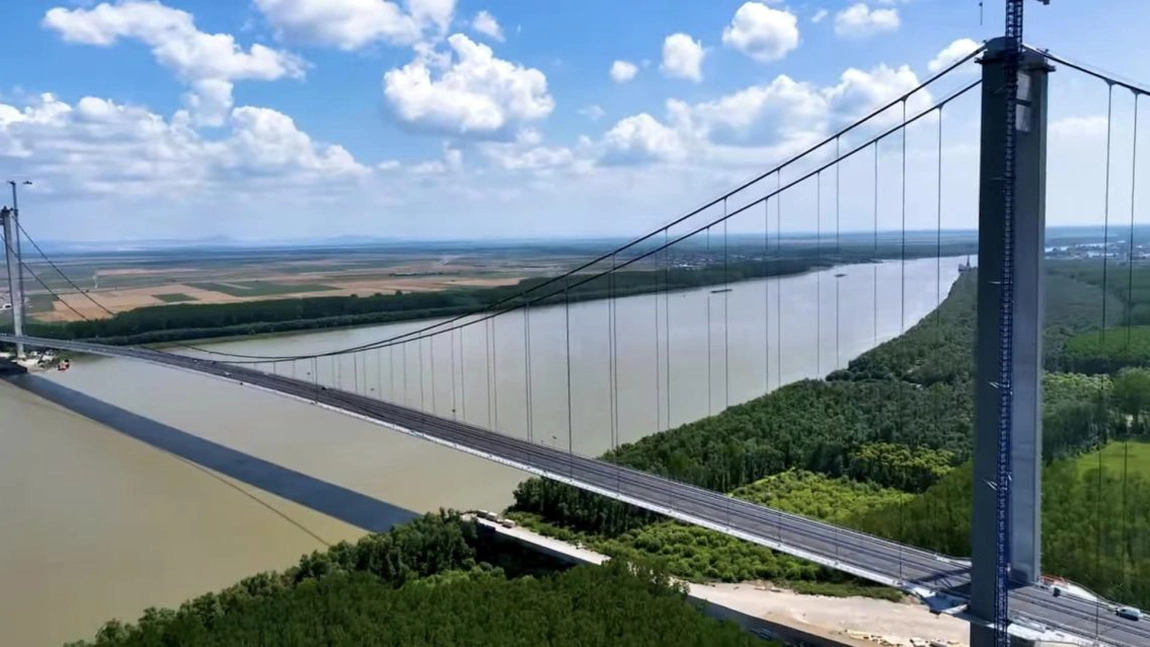 Podul suspendat de la Brăila: A patra asfaltare cu o rețetă Inedită pentru a rezolva problemele