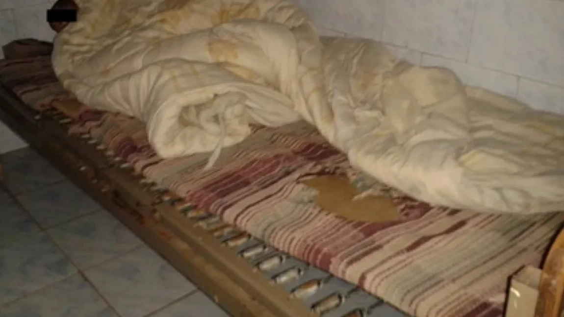 Valentin, tânărul de 18 ani găsit închis într-o cameră declarată depozit de spital, moare în condiții misterioase