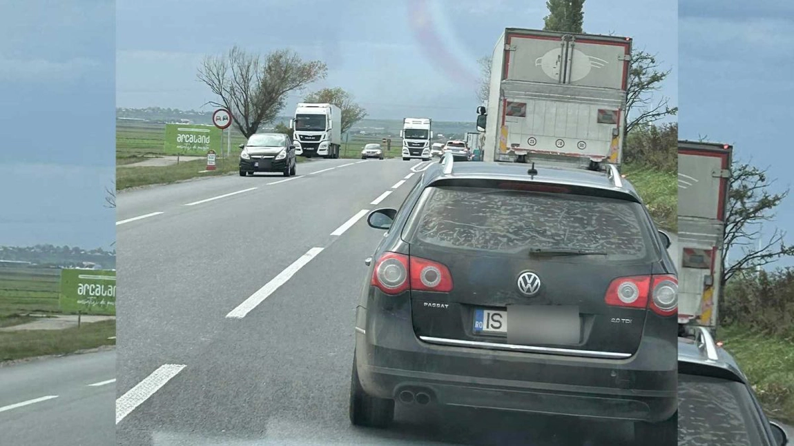 Coada semaforizată de la Podu Iloaiei! Șoferii nu au scăpat de traficul infernal. „Nu vă mai bateți joc de noi, nu semafoarele erau soluția”