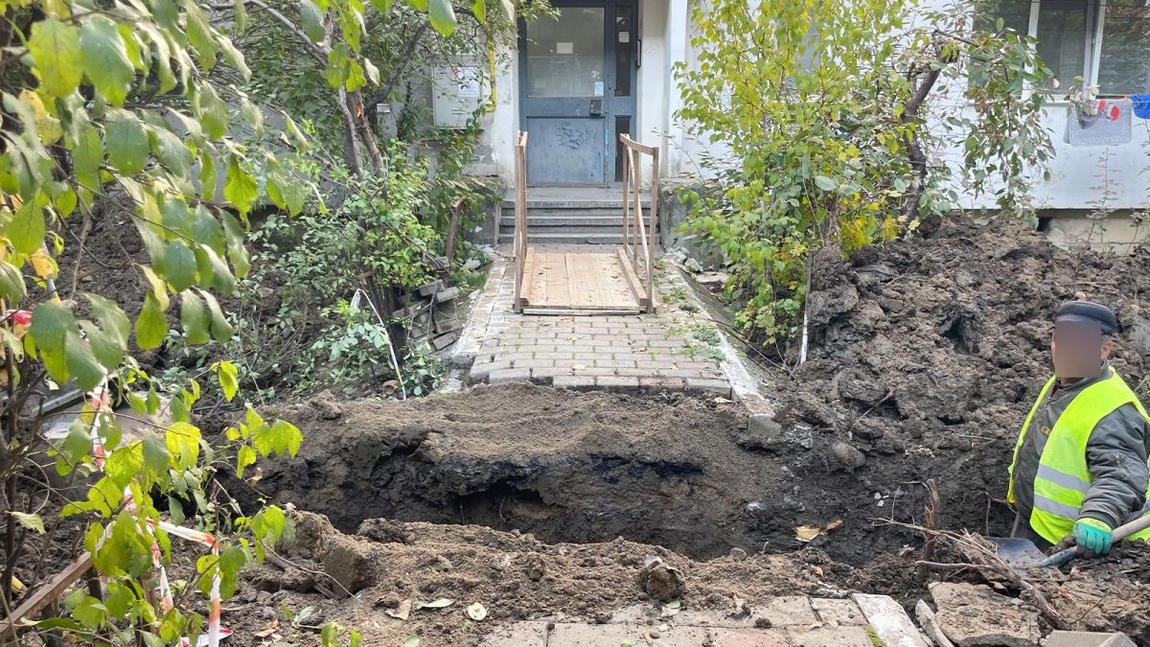 Dezastru în cartierul Mircea cel Bătrân! Totul a fost distrus din cauza lucrărilor de la ApaVital: „Nici nu poți să mai ieși din bloc”