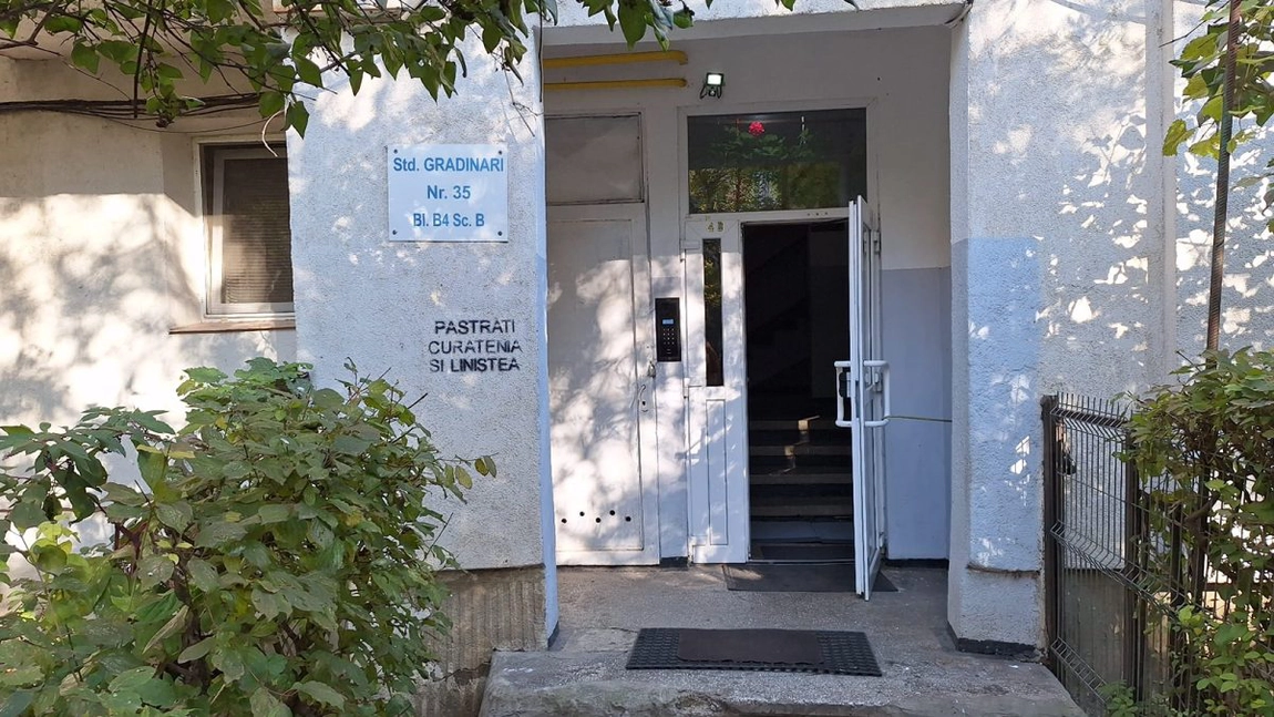 Situație incredibilă la un bloc din Iași! Subsolul este inundat cu materii fecale de câteva luni. Canalizarea a cedat, iar locatarii nici nu au curaj să se uite