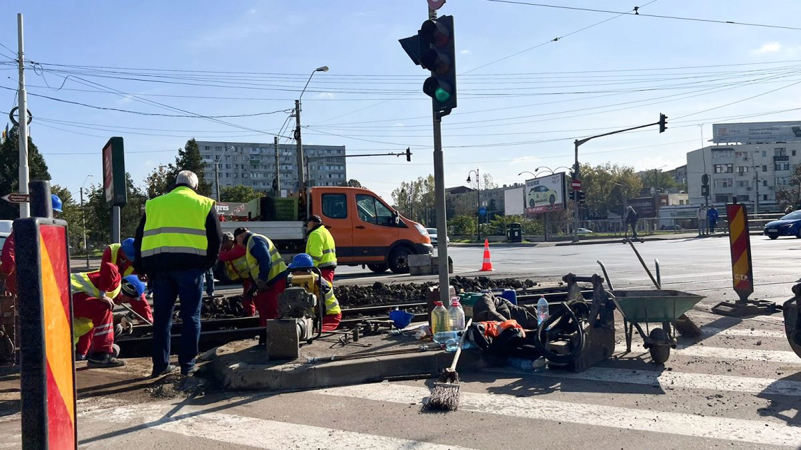 Tramvaiele noi de la CTP Iași se rup în bucăți! Au apărut probleme mari la liniile din Podu Roș: „De fiecare dată când trecem, vagonul atinge asfaltul”
