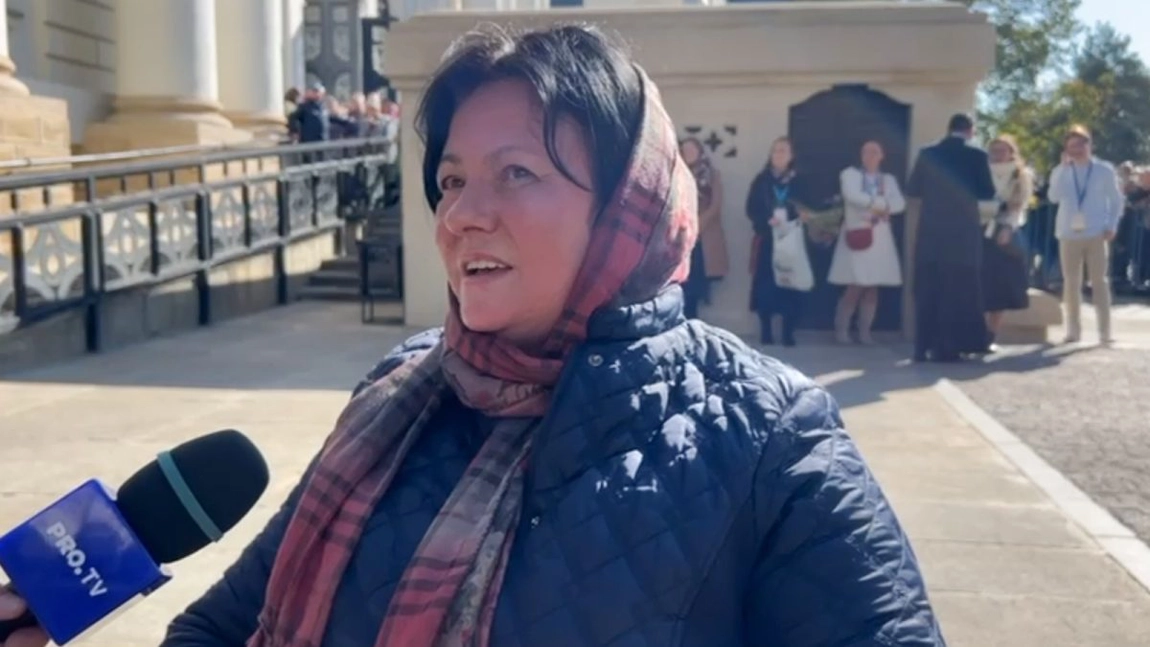 Veronica Costache, o femeie din Dâmbovița, de 15 ani în scaun cu rotile, a venit la sărbătoarea Sfintei Cuvioase Parascheva din Iași în speranța unui miracol