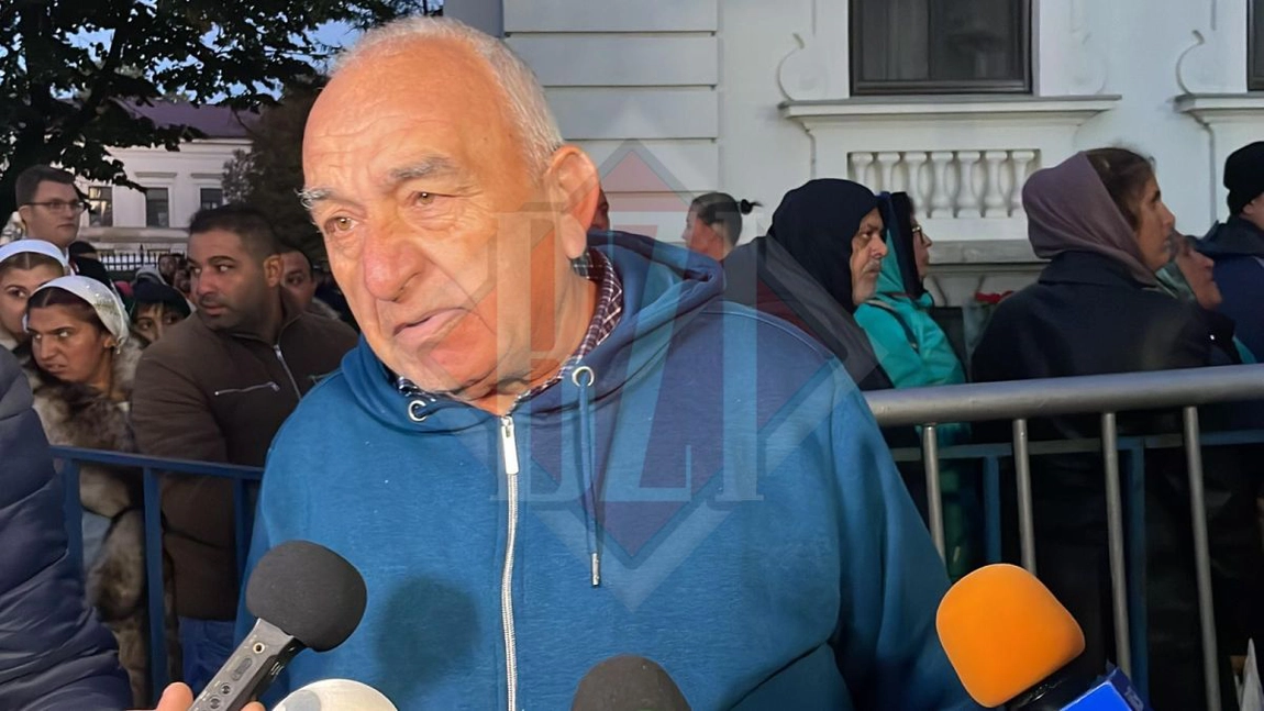 El este primul pelerin al acestui an, la Iași. A venit de la București alături de familie: „Mă rog pentru sănătate și pace”