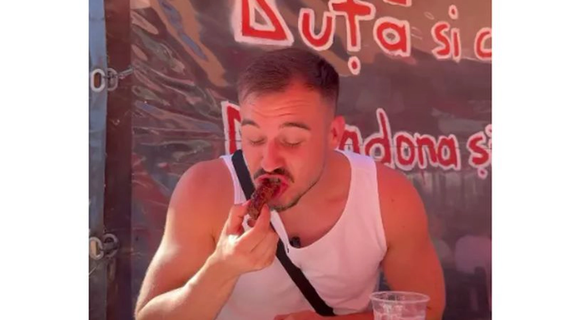 Cum a reacționat un vlogger străin după ce a gustat faimoșii mici de la Obor: „ Combinația e perfectă!”
