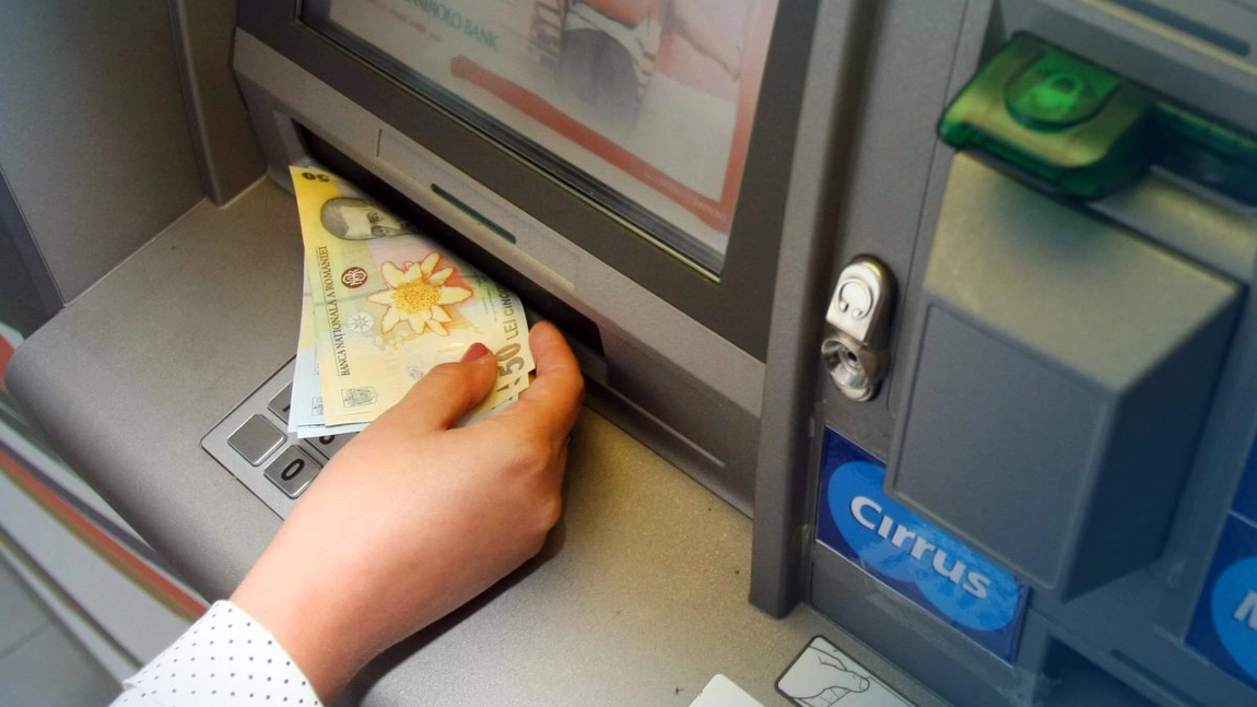 Câți bani pot să scoată românii pe zi de la bancomat! Atenție mare la aceste reguli